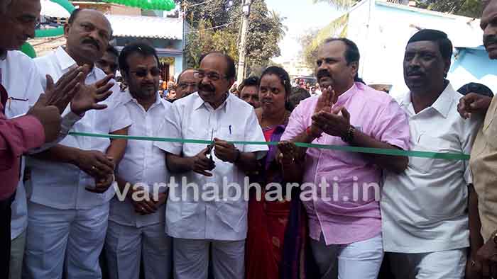 ಕೋಮುವಾದಿಗಳಿಗೆ ಜನತೆ ತಕ್ಕ ಪಾಠ ಕಲಿಸಬೇಕಿದೆ: ಎಂ.ವೀರಪ್ಪಮೊಯ್ಲಿ